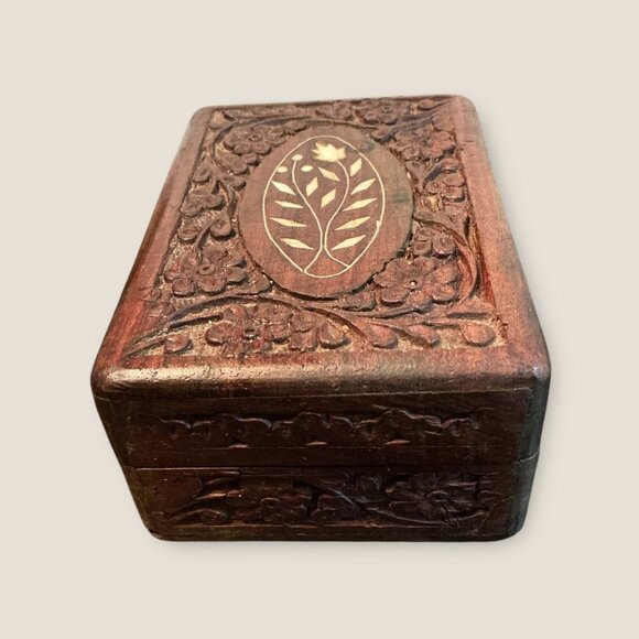 Hand-Carved Wooden Trinket Box With Floral Inlay - 5.5"x4"x2.25" - Jewelry Stora - Picture 6 of 8